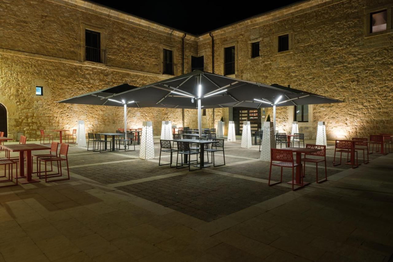 Castilla Termal Monasterio De Valbuena Valbuena De Duero Exterior photo The patio at night