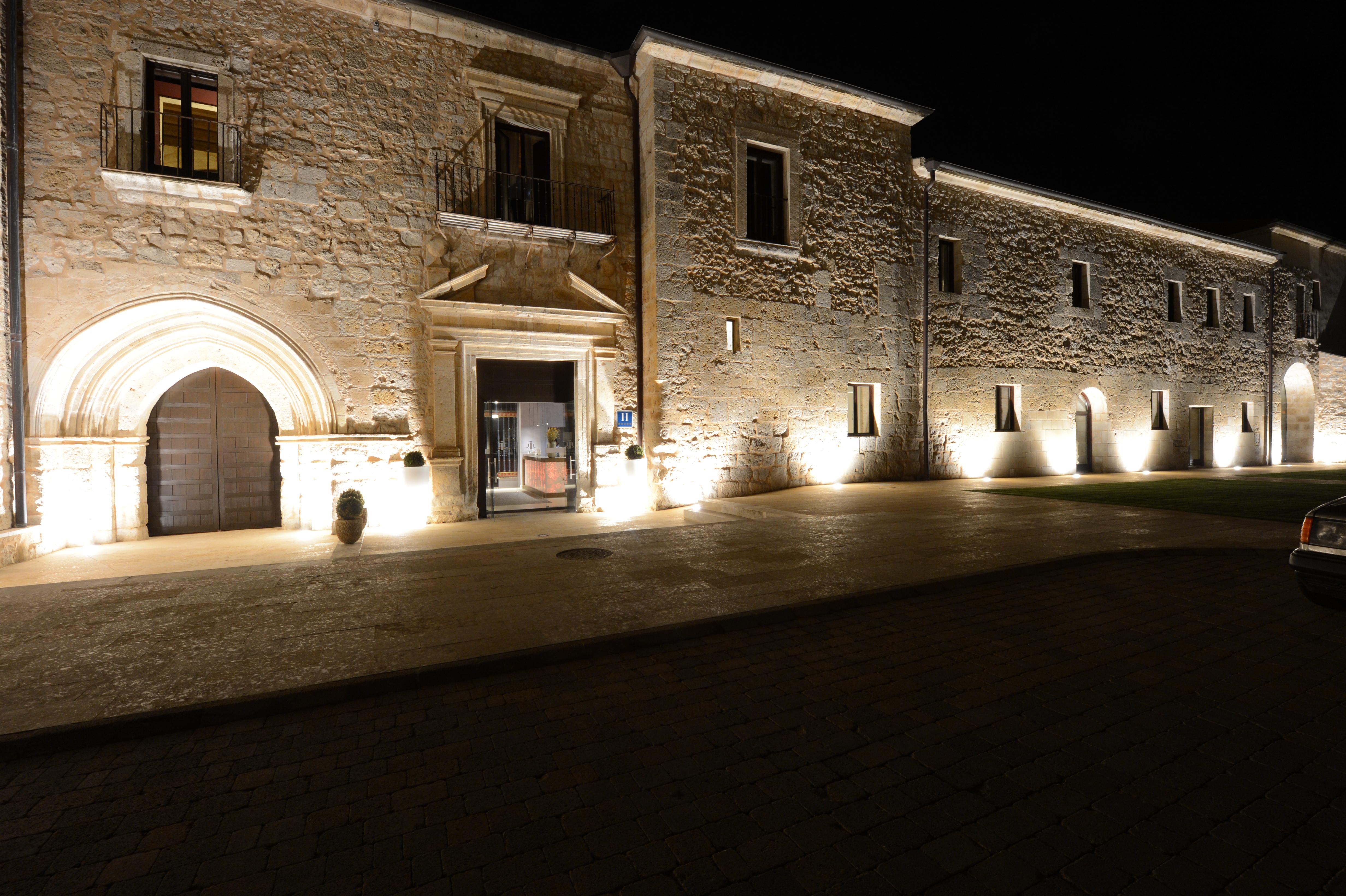Castilla Termal Monasterio De Valbuena Valbuena De Duero Exterior photo The museum at night